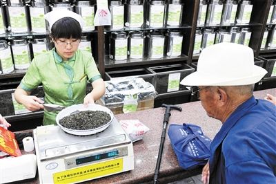 6月21日，张一元大栅栏总店，一位老先生正在买茶叶，传统的纸质包装现在依然保留着