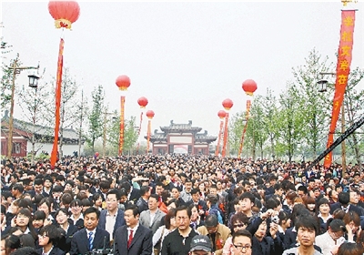   2012年是诗圣杜甫诞辰1300周年，18日，位于河南省巩义市的杜甫故里景区正式开馆迎宾。